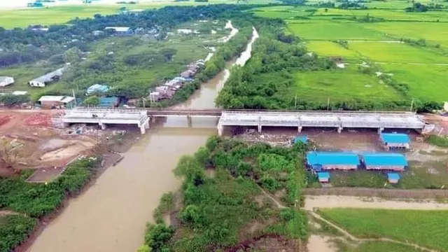 ဒလမြို့နယ်နဲ့ ကော့မှူးမြို့နယ်ချင်း ဆက်သွယ် ထားသော ဒလ-သခွပ်-လက်ခုပ်ကုန်း-ကညင်ကုန်း လမ်းပေါ်ရှိ သခွပ်မြစ် တံတား