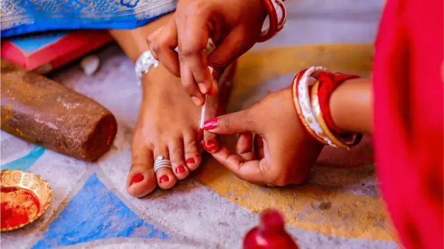 বিয়েতে সাজছেন একজন কনে