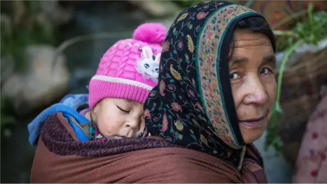 Les bébés comptent sur les soignants pour les aider à réguler leurs émotions, notamment à se détendre suffisamment pour s'endormir