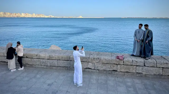 نزهة على طول "كورنيش الإسكندرية" بعد أداء صلاة عيد الفطر