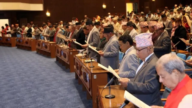 शपथ लिँदै निर्वाचित सांसदहरू