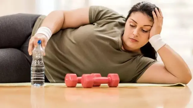 Une femme sportive couchée.