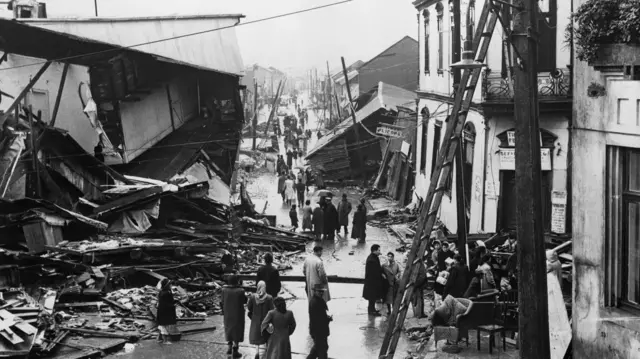 Destruição deixada por terremoto no Chilevinte bet1960