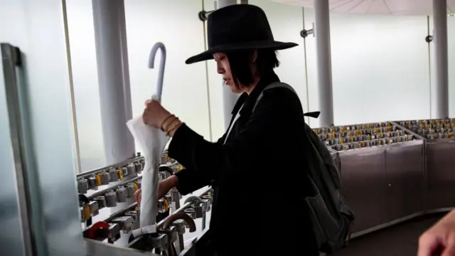 Une femme japonaise garde son parapluie sous clé au Centre national d'art de Tokyo