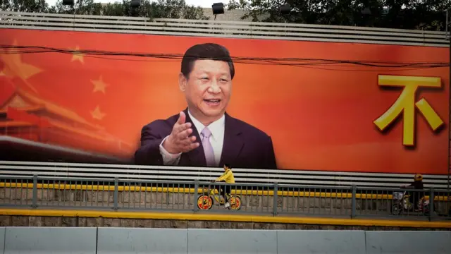 Постер с изображением Си Цзиньпиня в Шанхае