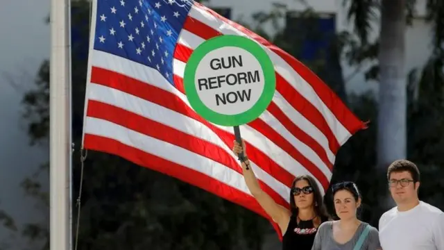 اعتراضات علیه محدود نکردن تجهیزات کشتار سریع از جمله سلاح نیمه خود کار "ای آر 15" که در حمله مورد استفاده قرار گرفت