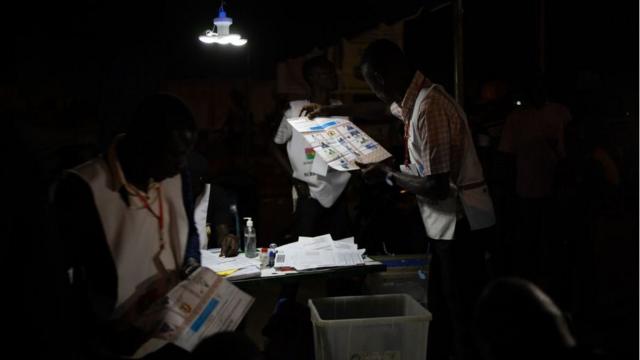 موظفان يقومان بعد الأصوات في الانتخابات العامة في بوركينا فاسو