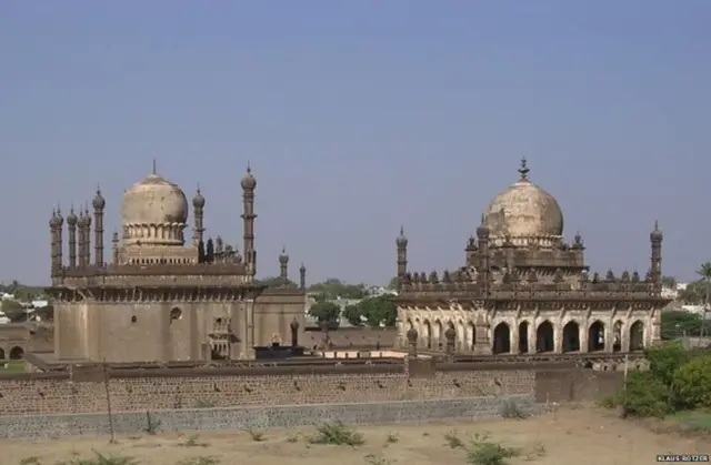 મૃતદેહના અંતિમ સંસ્કારની આ જગ્યા મલિક સંદલે જ 1597માં બીજાપુરમાં બનાવી હતી