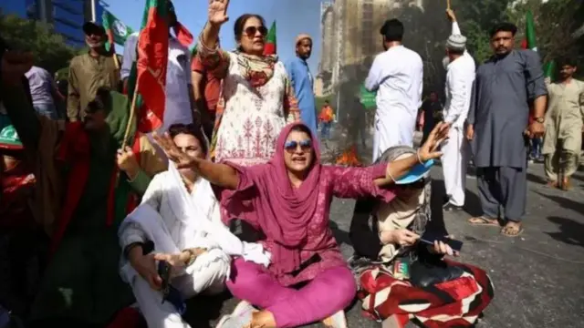 इम्रान खान यांना अटक झाल्यानंतर त्यांचे समर्थक रस्त्यावर उतरले 