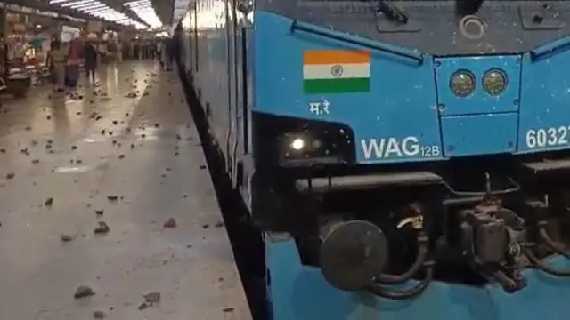 पाटलिपुत्र स्टेशन पर हुई पत्थरबाज़ी में ट्रेन और रेलवे संपत्ति को भी नुक़सान हुआ