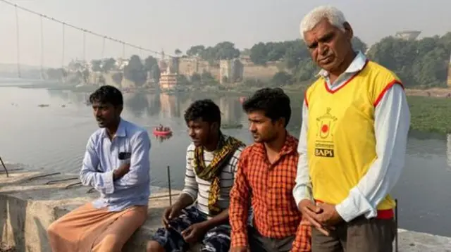  Parbat Govind (aliyesimama) na vibarua walioshiriki katika uokoaji hawatasahau walichokiona
