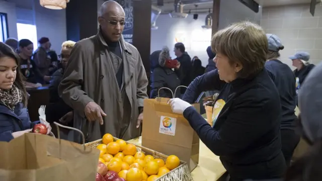 Local de alimentos para empleados afectados por el cierre del gobierno de Estados Unidos