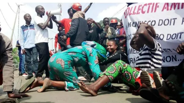 Wanaharakati wakipinga mauaji ya maafisa wa kukabiliana na Ebola katika eneo la Ituri