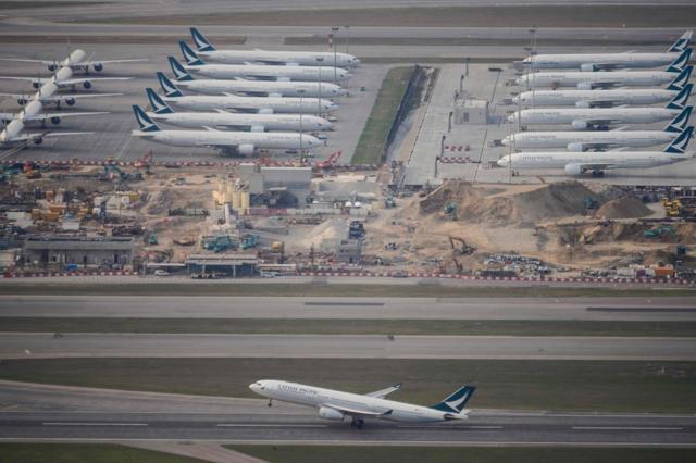 由於航線大減，香港機場停泊了很多飛機。