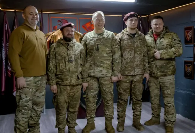 Александр Сырский стоит рядом с офицерами ВСУ