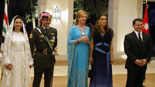 الملك عبد الله وزوجته الملكة رانيا (في أقصى اليمين) يحضران حفل زفاف الأمير حمزة والأميرة نور (يسار) إلى جانب والدة حمزة الملكة نور (في الوسط)