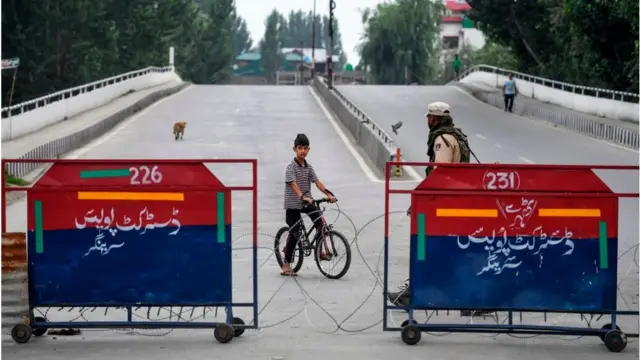 ফাঁকা রাস্তায় সাইকেলে এক বালক।