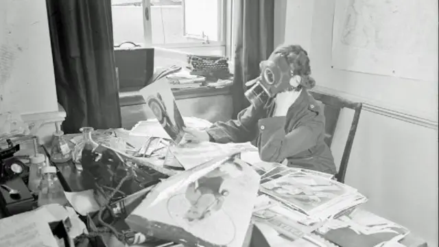 信息部工作人员在理事会大厦示范如何应对空袭