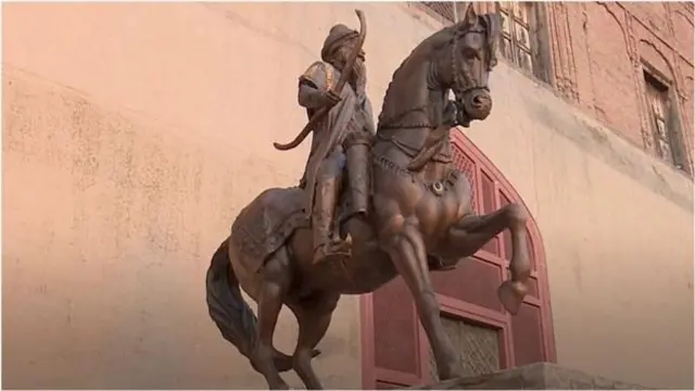 घोड़े पर सवार महाराजा रणजीत सिंह की एक मूर्ति लाहौर में लगाई गई है