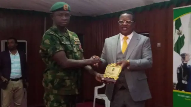 Govanọ Umahi nakwa Abubakar Maikobi