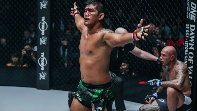 ပြိုင်ဘက်ကို အလဲထိုး အပြီး ကြိုးဝိုင်းထဲမှာ အောင်ပွဲခံနေတဲ့ မြန်မာ့စပါးအုံး