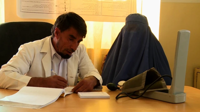 دغه ښاغلي طب نه دی لوستی، خو ناروغانو ته نسخې لیکي