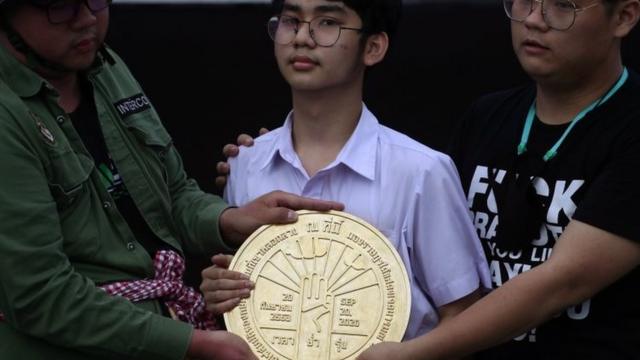 学生领袖在王家田广场地上镶入圆形的金色牌匾。