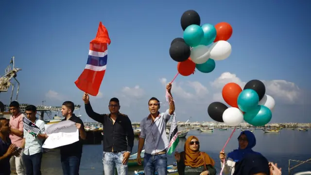 Gazze'de gemi için destek gösterisi düzenleyen Filistinliler.