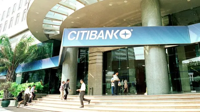 ในช่วงเกิดวิกฤตเศรษฐกิจไทย จะพบประชาชนเดินเข้า-ออกสำนักงานใหญ่ซิตี้แบงก์ ซึ่งเป็นกลุ่มธนาคารที่ใหญ่เป็นอันดับ 2 ของสหรัฐฯ