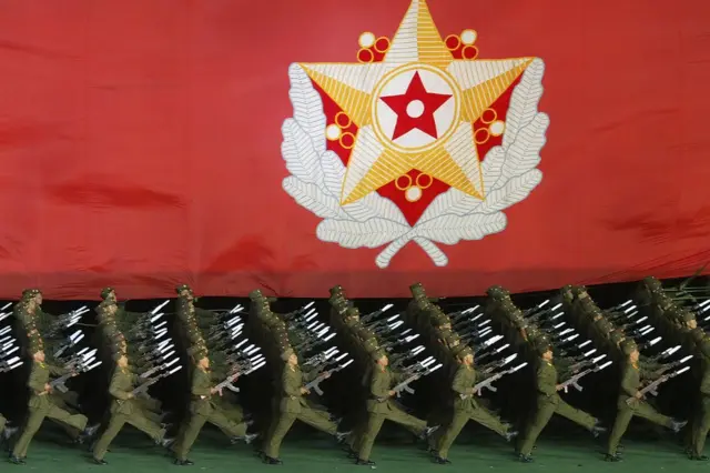 Kuzey Kore askerleri resmi geçit töreni.