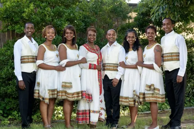 Obbolaa saddeettan maatii tokkorraa dhalataniifi barnootaan milkaa'an