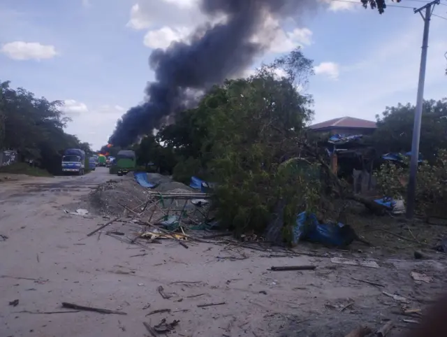 စစ်ကိုင်းမြို့နယ်၊ တောင်ရင်း-ပဒူလမ်းပိုင်းကြား လေကြောင်းဗုံးထိမှန်ပြီး မီးလောင်နေတဲ့ ယာဥ်တန်း