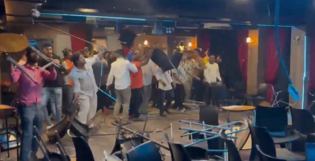 रविवारी रात्री एकनाथ शिंदेंच्या नेतृत्वातील शिवसेनेच्या कार्यकर्त्यांनी मुंबईतील खार येथील हॅबिटॅट कॉमेडी क्लबची तोडफोड केली.