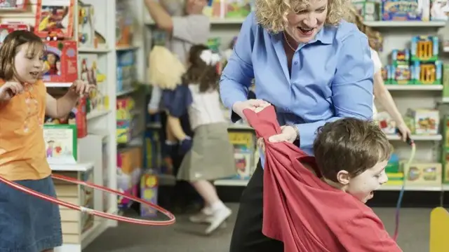 Жінка з дитиною в магазині