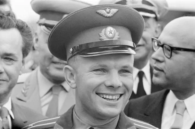 Yuri gagarin askeri kıyafetleri ve şapkasıyla gülümsüyor.