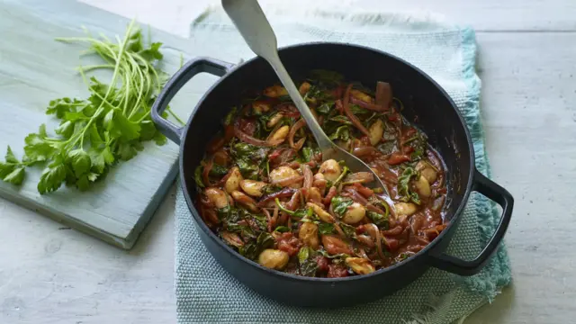 Ibishyimbo (nk'ibi byo mu Bugereki) bikaranganye n'imboga rwatsi n'ibitunguru ni ifunguro ryiza rya kumanywa ryo muri ubu bwoko bwa mediterranean diet