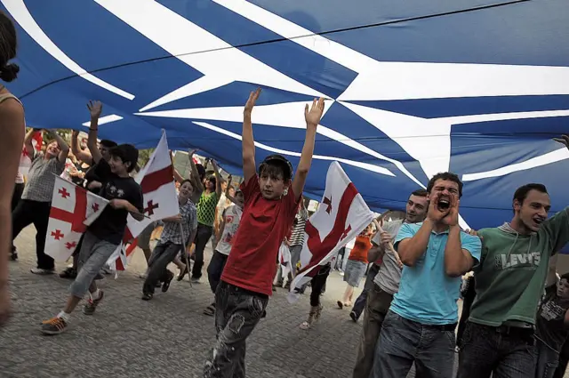 Демонстрация под флагом НАТО в Тбилиси