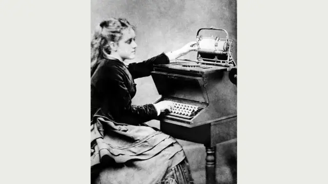 Раскладка QWERTY была впервые применена в пишущей машинке авторства Кристофера Шоулза. Он запатентовал ее в 1873 году и затем продал компании Remington