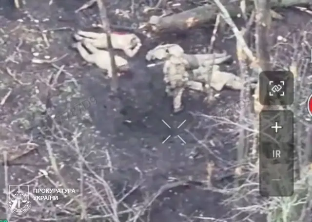 Кадри з дрона, де показані 4 військових, які лежать на землі