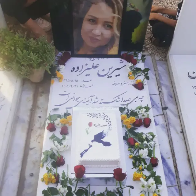 تصویری از مزار شیرین علیزاده