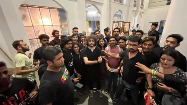 অনুষ্ঠানের শেষে ভক্তদের সঙ্গে রূপম ইসলাম