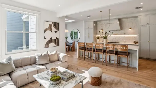 El salón y el comedor del apartamento en San Francisco, con una zona de sofás y mesas de comedor.