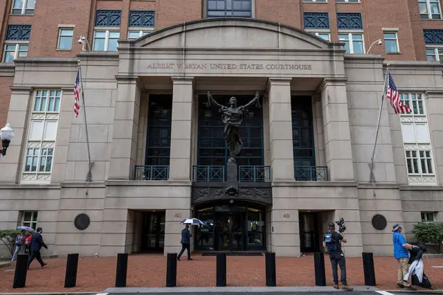Personas caminan delante de la fachada del Tribunal Federal de EE.UU. para el Distrito Este de Virginia 