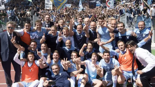 Roma galibiyetini kutlayan Lazio takımı
