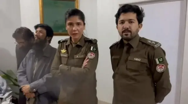 एएसपी बानो नक़वी अपने साथी पुलिसकर्मी के साथ