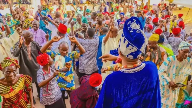 Oluwo n ba awọn eeyan ilu Iwo sọrọ