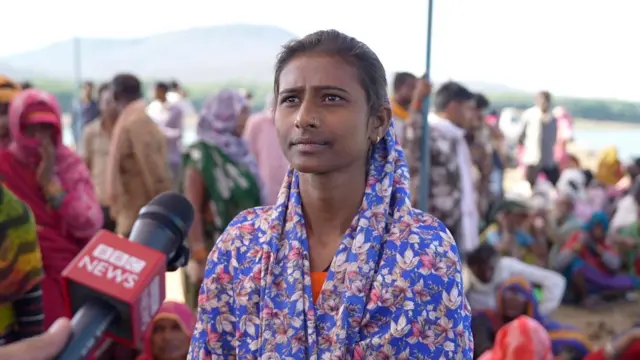 20 साल की बबीता अहिरवार कहती हैं कि गांव वालों को घर के बदले घर, ज़मीन के बदले ज़मीन और गांव के बदले गांव चाहिए