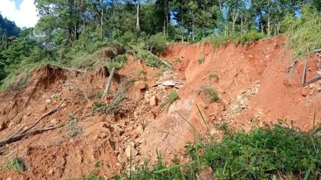 విరిగిపడిన కొండ చరియలు