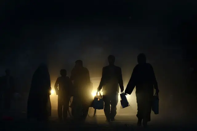 خلک توره تیاره کې روان دي