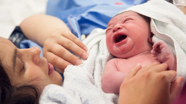 Madre con su bebé recién nacido